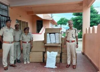 ଗଜପତି ଜିଲ୍ଲା ଅଡବା ପୋଲିସ ଦ୍ୱାରା ଅବୈଧ ଗୁଟଖା ନେଇ ଯାଉଥିବା କାମଧେନୁ ଘୋରେଇ ବାସରୁ ୭ କାର୍ଟୁନ୍ ଗୁଟଖା ବକ୍ସ ଜବତ