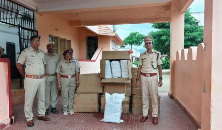ଗଜପତି ଜିଲ୍ଲା ଅଡବା ପୋଲିସ ଦ୍ୱାରା ଅବୈଧ ଗୁଟଖା ନେଇ ଯାଉଥିବା କାମଧେନୁ ଘୋରେଇ ବାସରୁ ୭ କାର୍ଟୁନ୍ ଗୁଟଖା ବକ୍ସ ଜବତ