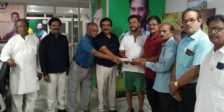 ବରିଷ୍ଠ ନାଗରିକ ମଞ୍ଚ ପକ୍ଷରୁ ବିଭିନ୍ନ ସମସ୍ଯାକୁ ନେଇ ବିଧାୟକ ରୂପେଶ ପାଣିଗ୍ରାହୀ ଙ୍କୁ ଦାବୀ ପତ୍ର ପ୍ରଦାନ