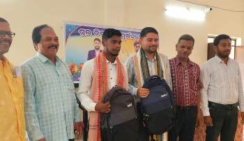 ଆଦିବାସୀ ମହାବିଦ୍ଯାଳୟର ଯୁବ ଅଧ୍ଯାପକ ଦ୍ବୟଙ୍କୁ ବିଦାୟ କାଳୀନ ସମ୍ବର୍ଦ୍ଧନା