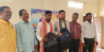 ଆଦିବାସୀ ମହାବିଦ୍ଯାଳୟର ଯୁବ ଅଧ୍ଯାପକ ଦ୍ବୟଙ୍କୁ ବିଦାୟ କାଳୀନ ସମ୍ବର୍ଦ୍ଧନା