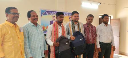ଆଦିବାସୀ ମହାବିଦ୍ଯାଳୟର ଯୁବ ଅଧ୍ଯାପକ ଦ୍ବୟଙ୍କୁ ବିଦାୟ କାଳୀନ ସମ୍ବର୍ଦ୍ଧନା