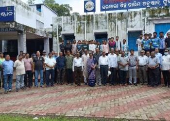 ଫୁଲବାଣୀର ସରକାରୀ ଶିଳ୍ପ ତାଲିମ କେନ୍ଦ୍ର ( ଆଇ ଟି ଆଇ ) ପରିସର ମଧ୍ୟରେ : ବରିଷ୍ଟ ନାଗରିକ ସଂଘ ଚଳିତ ବର୍ଷ ର ବୃକ୍ଷ ରୋପଣ ଉତ୍ସବ