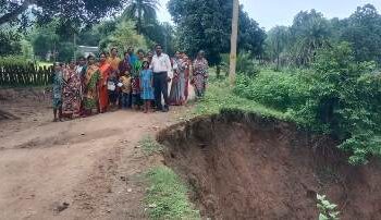 ଲଗାଣ ବର୍ଷାରେ ଗ୍ରାମାଞ୍ଚଳ ର ବିଭିନ୍ନ ରାସ୍ତା କେନାଲ ଧୋଇଗଲା : ମାତି ଅତଡ଼ା ଖସି ରାସ୍ତାରେ ବିରାଟ ଗର୍ତ୍ତ