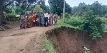ଲଗାଣ ବର୍ଷାରେ ଗ୍ରାମାଞ୍ଚଳ ର ବିଭିନ୍ନ ରାସ୍ତା କେନାଲ ଧୋଇଗଲା : ମାତି ଅତଡ଼ା ଖସି ରାସ୍ତାରେ ବିରାଟ ଗର୍ତ୍ତ