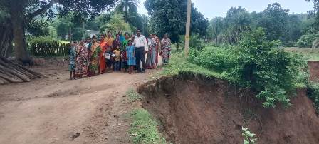 ଲଗାଣ ବର୍ଷାରେ ଗ୍ରାମାଞ୍ଚଳ ର ବିଭିନ୍ନ ରାସ୍ତା କେନାଲ ଧୋଇଗଲା : ମାତି ଅତଡ଼ା ଖସି ରାସ୍ତାରେ ବିରାଟ ଗର୍ତ୍ତ