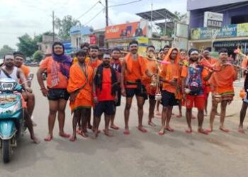 ଶ୍ରାବଣୀ ଯାତ୍ରାରେ ଜଳାଭିଷେକ କରିବା ପାଇଁ ୨୦ ଜଣ କାଉଡିଆ ଙ୍କ ଦେବଗିରି ଶୈବପୀଠ କୁ ପଦଯାତ୍ରା