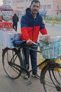 କଷ୍ଟ ଅର୍ଜିତ ଧନ ହଜେ ନାହିଁ ମାଙ୍କଡ ଫେରାଇଲା ମୋବାଇଲ ଓ ଟଙ୍କା