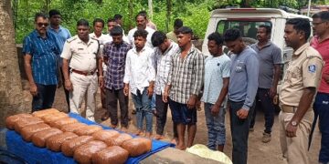 ଡାକ୍ତର ଙ୍କ ଲୋଗ ଲଗାଇ ଗଞ୍ଜେଇ ଚାଲାଣ, ୩୨ କେଜି ଗଞ୍ଜେଇ ଜବତ ୬ ଗିରଫ