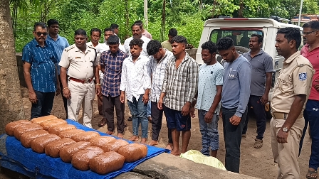 ଡାକ୍ତର ଙ୍କ ଲୋଗ ଲଗାଇ ଗଞ୍ଜେଇ ଚାଲାଣ, ୩୨ କେଜି ଗଞ୍ଜେଇ ଜବତ ୬ ଗିରଫ