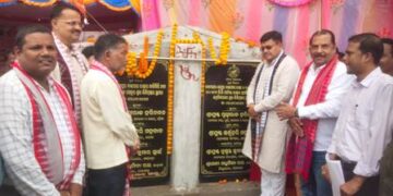 ଆଇନ ମନ୍ତ୍ରି, ସାଂସଦ ଓ ବିଧାୟକଙ୍କ ଦ୍ୱାରା ବିଭିନ୍ନ ପ୍ରକଳ୍ପର ଶିଳାନ୍ୟାସ   ଭାପୁର,୧୨/୦୯(ଓଡିଶା ତାଜା ନ୍ୟୂଜ ) ଖଣ୍ଡପଡ଼ା ନିର୍ବାଚନ ମଣ୍ଡଳୀର ବିକାଶ ପାଇଁ ସ୍ଥାନୀୟ ବିଧାୟକ ଇଂ. ଦୁଷ୍ମନ୍ତ କୁମାର ସ୍ୱାଇଁ ଅହରହ ପ୍ରଚେଷ୍ଟା ଜାରି ରଖିଛନ୍ତି. ବିଧାୟକଙ୍କ ପ୍ରଚେଷ୍ଟା ଯୋଗୁଁ ଭାପୁର ବ୍ଲକର ୫ ଗୋଟି ପ୍ରକଳ୍ପ ପାଇଁ ୭୪ କୋଟି ଟଙ୍କା ମଞ୍ଜୁର ହୋଇଛି. ଅଞ୍ଚଳବାସୀଙ୍କୁ ପ୍ରତିଶୃତି ଦେଇ ଦୀର୍ଘ ଦିନର ଦାବି ବାସ୍ତବରେ ପୂରଣ  କରି ପ୍ରତିଶୃତି ରକ୍ଷାକଲେ ବିଧାୟକ ଦୁଷ୍ମନ୍ତ କୁମାର ସ୍ୱାଇଁ  ! ଶନିବାର ଦିନ ପୂର୍ତ୍ତବିଭାଗ ତରଫରୁ କଳାପଥର-ଭାପୁର ବାଇପାସ ରାସ୍ତାର କାଳୀଗିରି ନଦୀ ଉପରେ ସୁଉଚ୍ଚ ସେତୁ ପାଇଁ ୧୭.୬୮ କୋଟି, କଳାପଥର-ଭାପୁର ବାଇପାସ ରାସ୍ତା ୧୦.୬ କି.ମି ରାସ୍ତାର ପ୍ରଶସ୍ତିକରଣ ଏବଂ ଉନ୍ନତି କରଣ ପାଇଁ ୧୮.୩୩ କୋଟି, ବିଜିପୁର-କରବର ରାସ୍ତା ୭.୧ କି.ମି ରାସ୍ତାର ଉନ୍ନତି କରଣ ପାଇଁ ୭.୪୬ କୋଟି, ବିଜିପୁର-କରବର ରାସ୍ତାର କାଳୀଗିରି ନଦୀ ଉପରେ ସୁଉଚ୍ଚ ସେତୁ ପାଇଁ ୩୪ କୋଟି ଓ ମାରଡ଼ା-ପଦ୍ମାବତୀ ୮.୧ କି.ମି ରାସ୍ତାର ଉନ୍ନତି କରଣ ପାଇଁ ୬.୫୨ କୋଟି ଟଙ୍କାର ଶୁଭଭିତ୍ତିପ୍ରସ୍ତର ସ୍ଥାପନ କରାଯାଇଛି. ସ୍ଥାପକ ଭାବେ ପୂର୍ତ୍ତ, ଆଇନ ଓ ଅବକାରୀ ମନ୍ତ୍ରୀ ପୃଥ୍ଵୀରାଜ ହରିଚନ୍ଦନ ଓ ମୂଖ୍ୟ ଅତିଥି ଭାବେ କଟକ ଲୋକସଭା ସାଂସଦ ଭର୍ତ୍ତୃହରି ମହତାବ ଯୋଗଦେଇଥିଲେ. ସମ୍ମାନୀତ ଅତିଥି ଭାବେ ସ୍ଥାନୀୟ ବିଧାୟକ ଇଂ. ଦୁଷ୍ମନ୍ତ କୁମାର ସ୍ୱାଇଁ, ନୟାଗଡ଼ ଜିଲ୍ଲାପାଳ ମଧୁମିତା ରଥ, ୧୯ ନମ୍ବର ଜୋନ ଜିଲ୍ଲା ପରିଷଦ ସଭ୍ୟ ସୁଶାନ୍ତ କୁମାର ସାହୁ, ଭାପୁର ତହସିଲଦାର ମୋନାଲିସା ରଥ, ବିଡ଼ିଓ ସାରଦା ପ୍ରସନ୍ନ ପଣ୍ଡା, ଖଣ୍ଡପଡ଼ା ବିଡ଼ିଓ ଅଙ୍କୁର ଅଭିଳାଷ, ସାଂସଦଙ୍କ ଜିଲ୍ଲା ପ୍ରତିନିଧି ଗୟାଧର ପରିଡ଼ା, ବ୍ଲକ ପ୍ରତିନିଧି ତୋଫାନ କୁମାର ପ୍ରଧାନ, ୨୦ ନମ୍ବର ଜୋନ ଜିଲ୍ଲା ପରିଷଦ ସଭ୍ୟ ବିଜୟ କୁମାର ସାମନ୍ତରାୟ ଯୋଗଦେଇଥିବା ବେଳେ ଅନ୍ୟ ମାନଙ୍କ ମଧ୍ୟରେ ବଡ଼ସହରା ସରପଞ୍ଚ ବ୍ରଜକିଶୋର ଆଳୁକ, ଗୋଳାପୋଖରୀ ସରପଞ୍ଚଙ୍କ ପ୍ରତିନିଧି ଅନିଲ କୁମାର ବୈରୀଗଞ୍ଜନ, କରବର ସରପଞ୍ଚଙ୍କ ପ୍ରତିନିଧି ପ୍ରମୋଦ କୁମାର ସାହୁ, ଆତ୍ମାର ଅଧ୍ୟକ୍ଷ ଶଶୀଭୂଷଣ ରାଉତରାୟ, କେନ୍ଦୁପଲ୍ଲୀ ସରପଞ୍ଚ ତାରେଶ୍ୱର ମାଝୀ, ସମିତି ସଭ୍ୟ ଦୀପକ କୁମାର ଜେନା,ସମାଜସେବୀ ତଥା ବରିଷ୍ଠ ଭାଜପା ନେତା ବିମ୍ବାଧର ବାରିକ ପ୍ରମୁଖ ଉପସ୍ଥିତ ଥିଲେ. ପ୍ରତ୍ୟେକ ପ୍ରକଳ୍ପ ଉଦଘାଟନ ସମୟରେ ଶହ ଶହ ଜନସାଧାରଣ ଓ ସ୍ୱୟଂ ସହାୟକ ଗୋଷ୍ଠୀର ମହିଳାମାନେ ଉପସ୍ଥିତ ରହି ଅତିଥିମାନଙ୍କୁ ପୁଷ୍ପଗୁଚ୍ଛ ଉତ୍ତରୀୟ ଦେଇ ବାଜା ବଜାଇ ସ୍ୱାଗତ କରି ଭିତ୍ତିପ୍ରସ୍ତର ସ୍ଥାନକୁ ପାଛୋଟି ନେଇଥିଲେ. ଶିଳାନ୍ୟାସ ଅବସରରେ ଆୟୋଜିତ ସଭାରେ ମନ୍ତ୍ରୀ ଶ୍ରୀ ହରିଚନ୍ଦନ କହିଥିଲେ ଡବଲ ଇଞ୍ଜିନ ସରକାର କଥାରେ ନୁହେଁ କାମରେ ବିଶ୍ୱାସ କରେ. ଭାପୁର ବ୍ଳକ ଅଞ୍ଚଳର ରାସ୍ତା ଘାଟକୁ ଦେଖିଲେ ୨୪ ବର୍ଷର ସରକାର କିପରି ବିକାଶ କରିଛି ତାହା ଜଳଜଳ ହୋଇ ଦେଖାଯାଉଛି. ରାସ୍ତା ଘାଟର ଅବସ୍ଥା ଶୋଚନୀୟ ହୋଇପଡିଛି. ଯାହାଫଳରେ ଗମନା ଗମନ ସୁଗମ ହୋଇପାରୁନି. ଆଜିର ଏହି ୫ଟି ପ୍ରକଳ୍ପ ଉଦଘାଟନ ଦ୍ଵାରା ଖଣ୍ଡପଡ଼ା ନିର୍ବାଚନ ମଣ୍ଡଳୀର ଜନସାଧାରଣମାନଙ୍କର ଆର୍ଥିକ, ଶିକ୍ଷା, ସ୍ୱାସ୍ଥ୍ୟ ଓ ବାଣିଜ୍ୟ ବ୍ୟବସ୍ଥା ସୃଦୃଢ଼ ହେବା ସହ ଗମନାଗମନ ସୁଗମ ଏବଂ ସାମଗ୍ରିକ ବିକାଶ ତ୍ୱରାନ୍ୱିତ ହେବ. ଏଥିସହ ନିର୍ବାଚନ ମଣ୍ଡଳୀର ବିକାଶ ପାଇଁ ସ୍ଥାନୀୟ ବିଧାୟକ ଓ ସାଂସଦଙ୍କ ଉଦ୍ୟମକୁ  ଖଣ୍ଡପଡ଼ା ଓ ଭାପୁର ଅଞ୍ଚଳବାସୀ ଭୁୟସୀ ପ୍ରଶଂସା  କରିଅଛନ୍ତି  !.  କେନ୍ଦ୍ର ଓ ରାଜ୍ୟ ସରକାର ମିଳିତ ଉଦ୍ୟମରେ ବିକାଶର ଧାରା ଆଗେଇଚାଲିଛି. ଭାପୁର ବ୍ଲକ ଅଞ୍ଚଳର ଜନସାଧାରଣମାନଙ୍କର ବହୁଦିନର ପ୍ରତୀକ୍ଷା ଓ ଦାବି ପୂରଣ ହୋଇବ ବୋଲି ସାଂସଦ ଶ୍ରୀ ମହତାବ ତାଙ୍କ ବକ୍ତବ୍ୟରେ କହିଥିଲେ  !  !