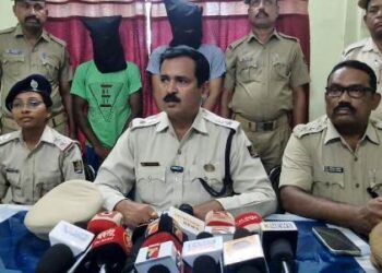 ବେଣ୍ଟ ଠାରୁ ମିଳିଥିବା ନର କଂକାଳର ଦୁଇ ଜଣ ହତ୍ୟାକାରୀଙ୍କୁ ପୁଲିସ ଗିରଫ କରିଛି ଓ ତାହା ଦିବ୍ୟପ୍ରକାଶ ଙ୍କର ବୋଲି ପୁଲିସ ଦୃଢତାର ସହ କହୁଛି