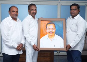ବ୍ରହ୍ମପୁରର ଯୁବ ଚିତ୍ରଶିଳ୍ପୀ ଏନ୍ କରୁଣାକର ପ୍ରଧାନ ମନ୍ତ୍ରୀ ନରେନ୍ଦ୍ର ମୋଦୀ ଜନ୍ମ ଦିନ ଅବସରରେ ଦୁଇଟି ଫୋଟ ଚିତ୍ର ନରେନ୍ଦ୍ର ମୋଦୀ ଓଖଣି ମନ୍ତ୍ରୀ ବିଭୁତି ଭୁଷଣ ଜେନା ଙ୍କ ପ୍ରଦାନ