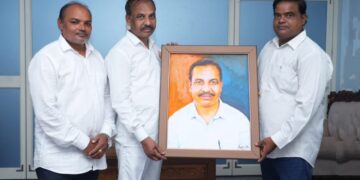 ବ୍ରହ୍ମପୁରର ଯୁବ ଚିତ୍ରଶିଳ୍ପୀ ଏନ୍ କରୁଣାକର ପ୍ରଧାନ ମନ୍ତ୍ରୀ ନରେନ୍ଦ୍ର ମୋଦୀ ଜନ୍ମ ଦିନ ଅବସରରେ ଦୁଇଟି ଫୋଟ ଚିତ୍ର ନରେନ୍ଦ୍ର ମୋଦୀ ଓଖଣି ମନ୍ତ୍ରୀ ବିଭୁତି ଭୁଷଣ ଜେନା ଙ୍କ ପ୍ରଦାନ