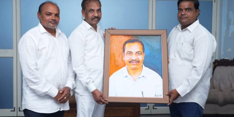 ବ୍ରହ୍ମପୁରର ଯୁବ ଚିତ୍ରଶିଳ୍ପୀ ଏନ୍ କରୁଣାକର ପ୍ରଧାନ ମନ୍ତ୍ରୀ ନରେନ୍ଦ୍ର ମୋଦୀ ଜନ୍ମ ଦିନ ଅବସରରେ ଦୁଇଟି ଫୋଟ ଚିତ୍ର ନରେନ୍ଦ୍ର ମୋଦୀ ଓଖଣି ମନ୍ତ୍ରୀ ବିଭୁତି ଭୁଷଣ ଜେନା ଙ୍କ ପ୍ରଦାନ