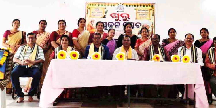 ପାରଳାଖେମୁଣ୍ଡି ସ୍ଥିତ ମହେନ୍ଦ୍ରଗିରି ପୌର ସରକାରୀ ଉଚ୍ଚ ବିଦ୍ୟାଳୟରେ ଗୁରୁ ପୂଜନ ସମାରୋହ