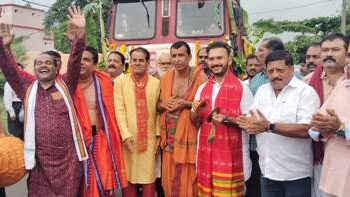 ପାରଳାଖେମୁଣ୍ଡି ଠାରେ ନୂତନ ଭାବେ ନିର୍ମାଣଧିନ ଜଗନ୍ନାଥଙ୍କ ମନ୍ଦିର ପାଇଁ ଆସିଲା ଚାରି ଦ୍ୱାରବନ୍ଧ ଶହ ଶହ ଭକ୍ତଙ୍କ ଉପସ୍ଥିତିରେ ଭବ୍ୟ ସ୍ୱାଗତ