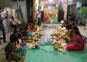 ପାରଳାଖେମୁଣ୍ଡି ସହରର ଗୁଣ୍ଟୁଆରୀ ସାହିରେ ଗଣେଶ ପୂଜା ଅବସରରେ କୁଙ୍କୁମ ପୂଜା ୫୦ରୁ ଊର୍ଦ୍ଧ୍ୱ ମହିଳାଙ୍କ ସକ୍ରିୟ ଅଂଶଗ୍ରହଣ