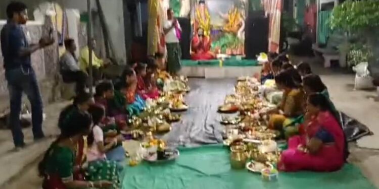ପାରଳାଖେମୁଣ୍ଡି ସହରର ଗୁଣ୍ଟୁଆରୀ ସାହିରେ ଗଣେଶ ପୂଜା ଅବସରରେ କୁଙ୍କୁମ ପୂଜା ୫୦ରୁ ଊର୍ଦ୍ଧ୍ୱ ମହିଳାଙ୍କ ସକ୍ରିୟ ଅଂଶଗ୍ରହଣ