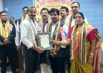 “ମୋ ପରିବାର” ପ୍ରତିଷ୍ଠାତା ଶୁଭେନ୍ଦ୍ର ଶତପଥୀ ସମ୍ମାନୀତ 