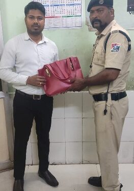 ରେଳମଦଦ୍ ମାଧ୍ୟମରେ ଯାତ୍ରୀଙ୍କ ମୂଲ୍ୟବାନ ସାମଗ୍ରୀ ସୁରକ୍ଷିତ ଉଦ୍ଧାର