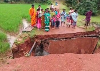 ଲଗାଣ ବର୍ଷାରେ ଭୁଶୁଡ଼ିଲା ପୋଲ, ବିଚ୍ଛିନ୍ନ ସିଙ୍ଗମିଲା ଗ୍ରାମବାସୀଙ୍କ ଦୁର୍ଦ୍ଦଶା ବଢ଼ିଲା