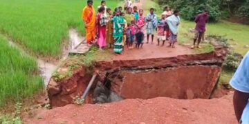 ଲଗାଣ ବର୍ଷାରେ ଭୁଶୁଡ଼ିଲା ପୋଲ, ବିଚ୍ଛିନ୍ନ ସିଙ୍ଗମିଲା ଗ୍ରାମବାସୀଙ୍କ ଦୁର୍ଦ୍ଦଶା ବଢ଼ିଲା