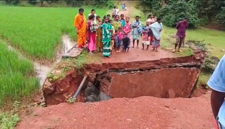 ଲଗାଣ ବର୍ଷାରେ ଭୁଶୁଡ଼ିଲା ପୋଲ, ବିଚ୍ଛିନ୍ନ ସିଙ୍ଗମିଲା ଗ୍ରାମବାସୀଙ୍କ ଦୁର୍ଦ୍ଦଶା ବଢ଼ିଲା