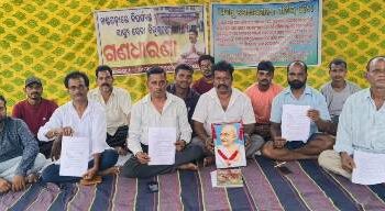 ବିପର୍ଯ୍ୟସ୍ତ ସ୍ବାସ୍ଥ୍ୟ ସେବା ନେଇ କଂଗ୍ରେସ ପକ୍ଷରୁ ଖଣ୍ଡପଡ଼ା ଗୋଷ୍ଠୀ ସ୍ବାସ୍ଥ୍ୟକେନ୍ଦ୍ର ପରିସରରେ ଧାରଣା