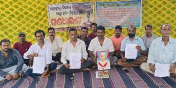 ବିପର୍ଯ୍ୟସ୍ତ ସ୍ବାସ୍ଥ୍ୟ ସେବା ନେଇ କଂଗ୍ରେସ ପକ୍ଷରୁ ଖଣ୍ଡପଡ଼ା ଗୋଷ୍ଠୀ ସ୍ବାସ୍ଥ୍ୟକେନ୍ଦ୍ର ପରିସରରେ ଧାରଣା