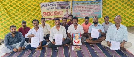 ବିପର୍ଯ୍ୟସ୍ତ ସ୍ବାସ୍ଥ୍ୟ ସେବା ନେଇ କଂଗ୍ରେସ ପକ୍ଷରୁ ଖଣ୍ଡପଡ଼ା ଗୋଷ୍ଠୀ ସ୍ବାସ୍ଥ୍ୟକେନ୍ଦ୍ର ପରିସରରେ ଧାରଣା