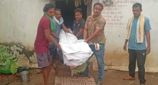 ଜାତି ବାସନ୍ଦର କରୁଣ ଚିତ୍ର : ଶବ ଛୁଇଁଲେନି ଜାତିଭାଇ, ୧୮ ଘଣ୍ଟା ପରେ ଚାରିକାନ୍ଧ ଦେଲେ ସମାଜସେବୀ