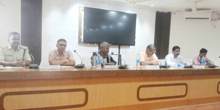 ସମ୍ଭାବ୍ୟ ବାତ୍ୟା ମୁକାବିଲା ପାଇଁ ମାଲକାନଗିରି ଜିଲ୍ଲା ପ୍ରଶାସନ ସମ୍ପୂର୍ଣ୍ଣ ପ୍ରସ୍ତୁତ : ଜିଲ୍ଲା ପରିଷଦ ସମ୍ମିଳନୀ କକ୍ଷରେ ଉଚ୍ଚସ୍ତରୀୟ ସମୀକ୍ଷା ବୈଠକ ଅନୁଷ୍ଠିତ