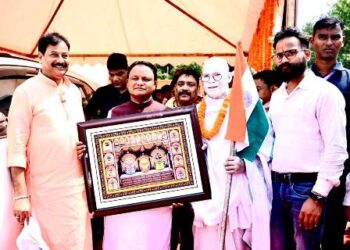 Chief Minister warmly felicitates Silver Gandhi
