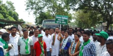 ଫୁଲନଖରା – ନିଆଳି ମାଧବ ରାଜ୍ୟ ରାଜପଥର ଦୂରାବସ୍ଥା ନେଇ ବିଜେଡ଼ି ପକ୍ଷରୁ ରାସ୍ତାରୋକ