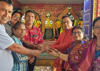 ବରିଷ୍ଠ ସାମ୍ବାଦିକ ଗରୁଡ଼ ଧ୍ଵଜ ଚୌଧୁରୀ ଓ ତାଙ୍କ ପତ୍ନୀ ପାରଳାଖେମୁଣ୍ଡି ଶ୍ରୀଜଗନ୍ନାଥଙ୍କ ନୂତନ ମନ୍ଦିର ନିର୍ମାଣ ପାଇଁ ବରିଷ୍ଠ ସାମ୍ୱାଦିକ 25 ହଜାର ଟଙ୍କା ପ୍ରଦାନ କଲେ