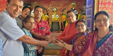 ବରିଷ୍ଠ ସାମ୍ବାଦିକ ଗରୁଡ଼ ଧ୍ଵଜ ଚୌଧୁରୀ ଓ ତାଙ୍କ ପତ୍ନୀ ପାରଳାଖେମୁଣ୍ଡି ଶ୍ରୀଜଗନ୍ନାଥଙ୍କ ନୂତନ ମନ୍ଦିର ନିର୍ମାଣ ପାଇଁ ବରିଷ୍ଠ ସାମ୍ୱାଦିକ 25 ହଜାର ଟଙ୍କା ପ୍ରଦାନ କଲେ