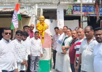 ଜିଲ୍ଲା କଂଗ୍ରେସ କାର୍ଯ୍ୟାଳୟ ଠାରେ ଗାନ୍ଧିଜୀଙ୍କ ମୂର୍ତ୍ତି ରେ ଗଜପତି ଜିଲ୍ଲା କଂଗ୍ରେସର ପୁଷ୍ପ ମାଲ୍ୟାର୍ପଣ