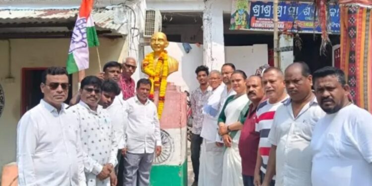 ଜିଲ୍ଲା କଂଗ୍ରେସ କାର୍ଯ୍ୟାଳୟ ଠାରେ ଗାନ୍ଧିଜୀଙ୍କ ମୂର୍ତ୍ତି ରେ ଗଜପତି ଜିଲ୍ଲା କଂଗ୍ରେସର ପୁଷ୍ପ ମାଲ୍ୟାର୍ପଣ