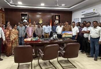 ଖୋର୍ଦ୍ଧାରୋଡ଼ ମଣ୍ଡଳରେ ବରିଷ୍ଠ ମଣ୍ଡଳ ବାଣିଜ୍ୟ ପ୍ରବନ୍ଧକ ଶ୍ରୀ ଅନିଲ କୁମାର ଏସ୍‌ଙ୍କୁ ବିଦାୟକାଳୀନ ସମ୍ବର୍ଦ୍ଧନା