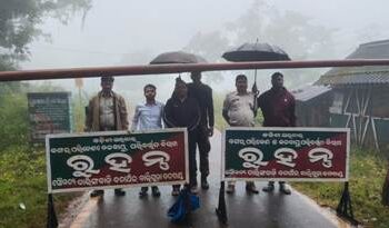 ବାତ୍ୟା ଭୟରେ ସିଲ୍‌ ହେଲା ଗାଜଲବାଡ଼ି ଘାଟି: ଗଛ ଉପୁଡ଼ି ରାସ୍ତା ଅବରୋଧ, ଦୁଇ ଜିଲ୍ଲା ମଧ୍ୟରେ ଯାତାୟାତ ଠପ୍‌; ବିକଳ୍ପ ରାସ୍ତା ଉପରେ ନିର୍ଭର ଯାତ୍ରୀ
