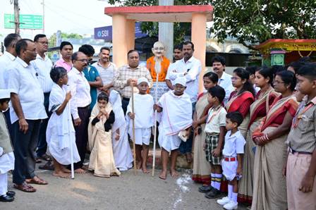 ଗାନ୍ଧୀ ଓ ଶାସ୍ତ୍ରୀ ଜୟନ୍ତୀ ପାଳିତ : ଗାନ୍ଧୀଙ୍କ ଅହିଂସା ଓ ଶାସ୍ତ୍ରୀଙ୍କ ସରଳତାର ବାର୍ତ୍ତା ନେଇ ସହର ପରିକ୍ରମା କଲେ ଛାତ୍ରଛାତ୍ରୀ