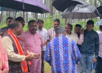 ବାତ୍ୟା ପରିସ୍ଥିତି ପରଖିଲେ ମନ୍ତ୍ରୀ, ଗାଜଲବାଡ଼ି ଘାଟିର ସ୍ଥିତି ଅନୁଧ୍ୟାନ : ଡୁଲୁରୀ ରାସ୍ତାରୁ ଗଛ ହଟାଇବାକୁ ନିର୍ଦ୍ଦେଶ : ୨୫ ପଞ୍ଚାୟତ ଅନ୍ଧାରରେ; ନେଟୱାର୍କ ଓ ଇଣ୍ଟରନେଟ୍ ସେବା ଠପ୍