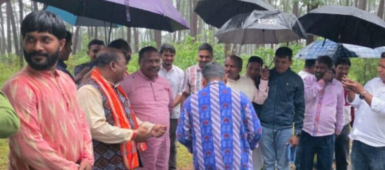 ବାତ୍ୟା ପରିସ୍ଥିତି ପରଖିଲେ ମନ୍ତ୍ରୀ, ଗାଜଲବାଡ଼ି ଘାଟିର ସ୍ଥିତି ଅନୁଧ୍ୟାନ : ଡୁଲୁରୀ ରାସ୍ତାରୁ ଗଛ ହଟାଇବାକୁ ନିର୍ଦ୍ଦେଶ : ୨୫ ପଞ୍ଚାୟତ ଅନ୍ଧାରରେ; ନେଟୱାର୍କ ଓ ଇଣ୍ଟରନେଟ୍ ସେବା ଠପ୍