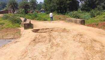 କଲଭର୍ଟ ରାସ୍ତାରେ ବୃହତ୍‌ ଗର୍ତ୍ତ : ବିପଦରେ ଶହ ଶହ ଛାତ୍ରଛାତ୍ରୀ – ୫ ଲକ୍ଷ ଟଙ୍କାର ଉନ୍ନତିକରଣ ପରେ ଅଳ୍ପଦିନରେ ବେହାଲ; ନିର୍ମାଣ ମାନକୁ ନେଇ ପ୍ରଶ୍ନ