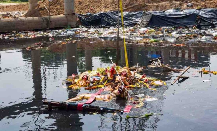 ଭୁବନେଶ୍ୱର କୁଆଖାଇ ରେ ପ୍ରସ୍ତୁତ କୁତ୍ରିମ ପୋଖରୀ ରୁ ନର୍ଦମା ପାଣି ପରିକା ବାହାରୁଥିଲା ଦୁର୍ଗନ୍ଧ – ଶ୍ରଦ୍ଧାଳୁଙ୍କ ଅଭିଯୋଗ ପରେ ଆକ୍ସନ ମୋଡ୍‌ରେ BMC