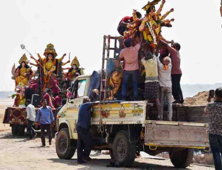 ଭୁବନେଶ୍ୱର କୁଆଖାଇ ରେ ପ୍ରସ୍ତୁତ କୁତ୍ରିମ ପୋଖରୀ ରୁ ନର୍ଦମା ପାଣି ପରିକା ବାହାରୁଥିଲା ଦୁର୍ଗନ୍ଧ – ଶ୍ରଦ୍ଧାଳୁଙ୍କ ଅଭିଯୋଗ ପରେ ଆକ୍ସନ ମୋଡ୍‌ରେ BMC