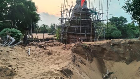 ଦିନରେ ବାଲିବନ୍ତ ରୁ ବାଲି ଚୋରି ଧୃତରାଷ୍ଟ୍ର ପରି ବସିଛି ପ୍ରଶାସନ : ଭୁଶୁଡି ପଡିବ ହରିସହଦେବ ମନ୍ଦିର