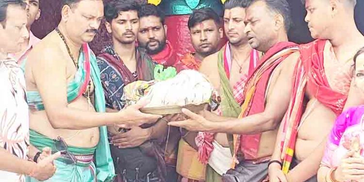 ଶ୍ରୀକ୍ଷେତ୍ର ଓ ବିରଜା କ୍ଷେତ୍ରର ଅନନ୍ୟ ପରମ୍ପରା ମାଙ୍କୁ ଲାଗି ହେଲା ଶ୍ରୀଜଗନ୍ନାଥଙ୍କ ଅଙ୍ଗ ବସ୍ତ୍ର ବାର ପାଟିଆ