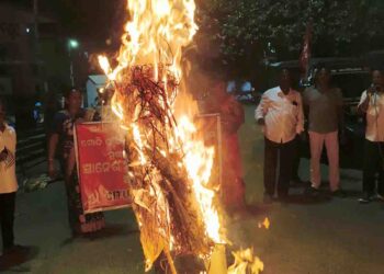 ରଣପୁର ରେ ନିର୍ବାଚନ କମିଶନ ଙ୍କ ଇସ୍ତଫା ଦାବୀ ସହ କୁଶ ପୁତ୍ତଳିକା ଦାହ